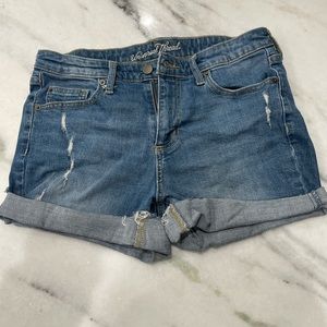 In good condition Universal thread size 8 women’s Midrise boyfriend short